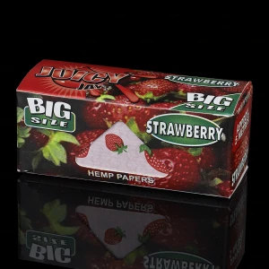 Feuilles ? rouler de Juicy Jay sur un rouleau de ROLLS aux fraises