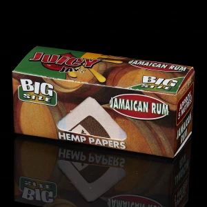 Feuilles ? rouler de Juicy Jay sur un rouleau de Jamaican Rum ROLLS